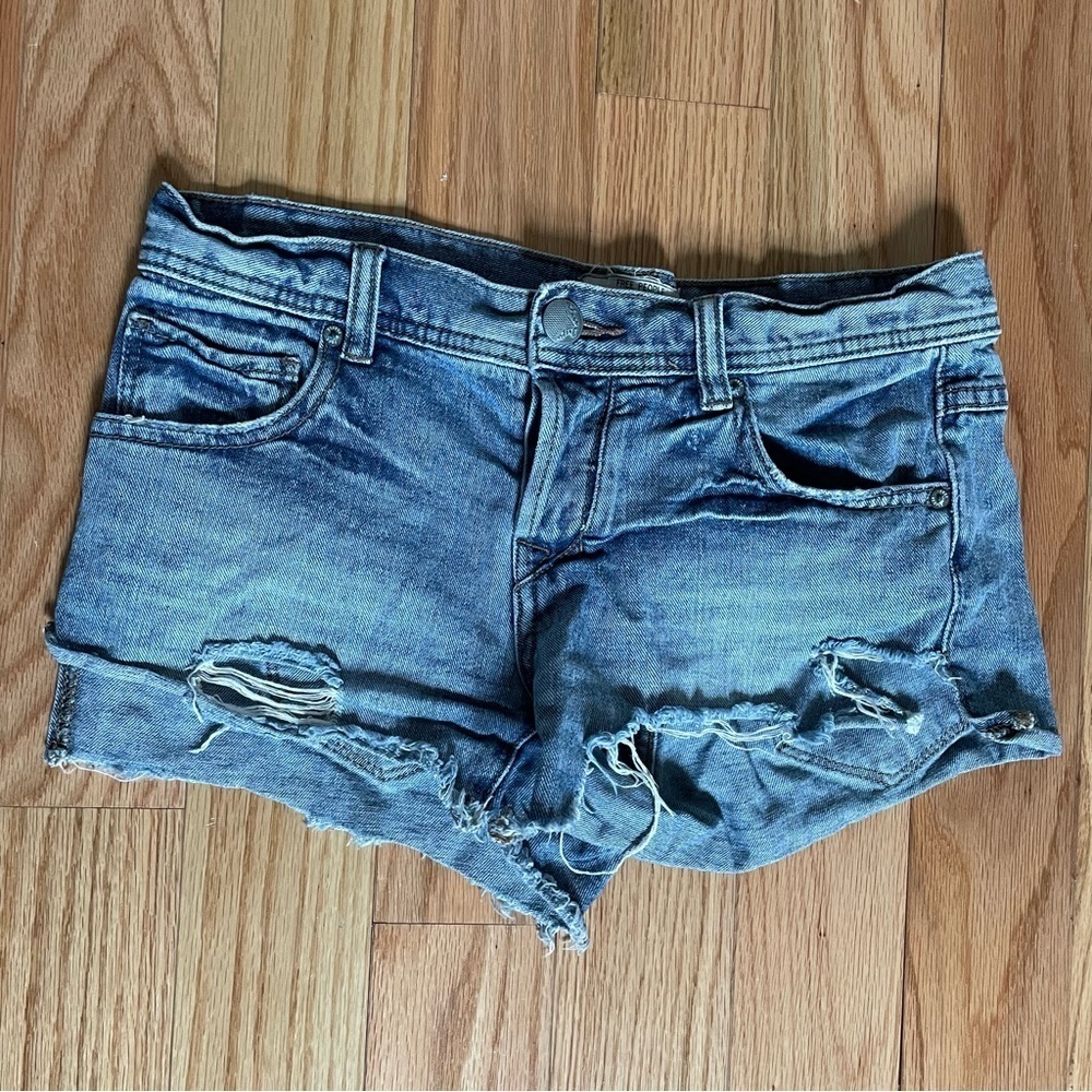 Free People Light Blue Wash Cut Off Distressed Stretch Denim Shorts EUC Size 24